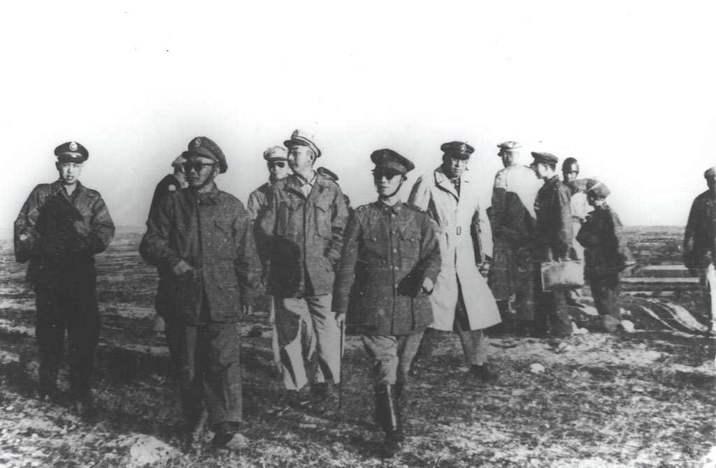 東南軍政長官陳誠將軍（左4）與湯恩伯將軍（左2）等親赴第一線視察。（本報系資料照片）