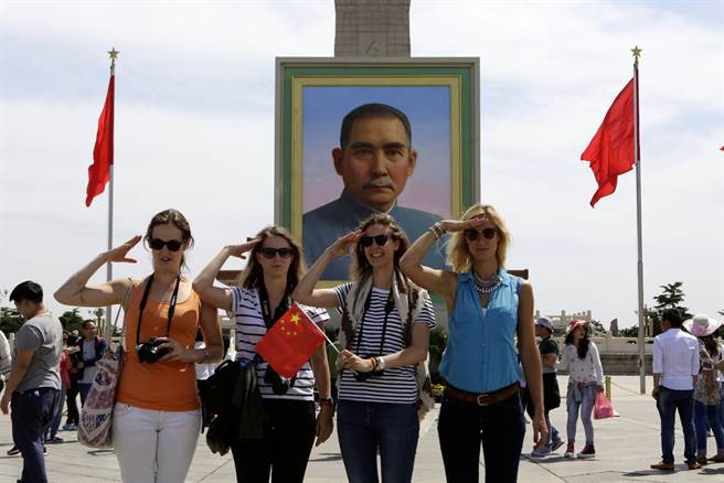天安门广场上游客喜欢与孙中山画像合照。（图／中新社）