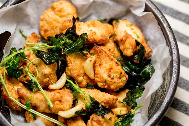 爽吃咸酥鸡不怕胖！医曝「多1动作」热量狂降，男实测瘦12公斤。（图／Shutterstock）