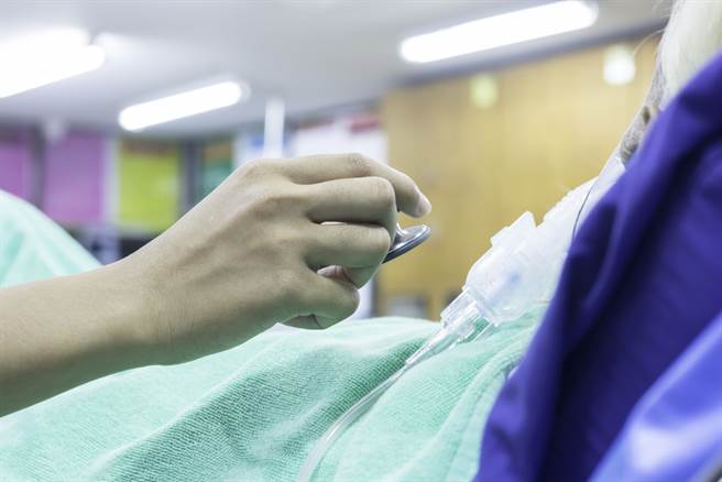 新冠病毒弱爆了？他曝「染疫200天」恐怖过程：免疫崩坏。（示意图非当事人／Shutterstock）