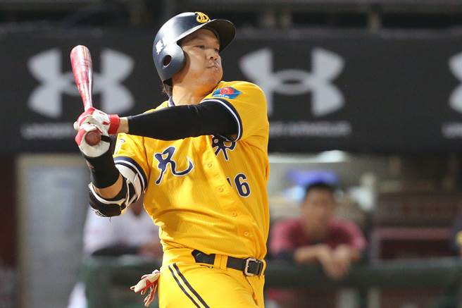 周思齐以38岁之龄获选9月打击MVP，他谦称并不在预期之中。（资料照／陈麒全摄）