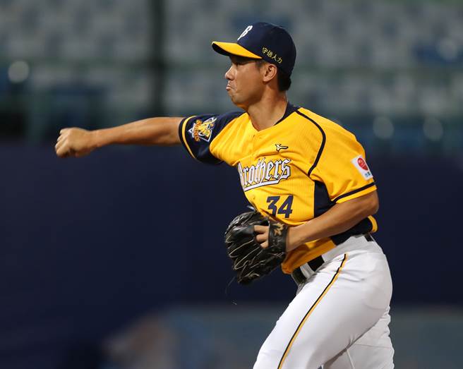 中信兄弟总教练丘昌荣认为，守护神李振昌下半季的球速更快。（资料照／陈怡诚摄）