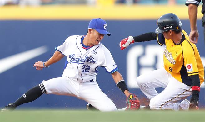 中信兄弟王威晨（右）1局上盜二壘成功，富邦悍將游擊李宗賢（左）刺殺不及。（季志翔攝）