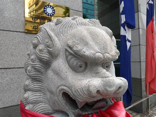 国民党中央党部大门前一对石狮，被中常委发现「有眼无珠」，看不到方向及未来。（黄福其摄）