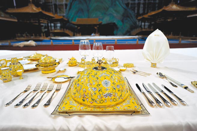 2014年大陆举办APEC峰会欢迎晚宴使用的餐具富丽堂皇。（中新社资料照片）