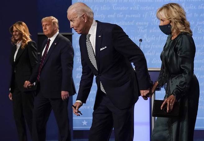 图为周二大选首次辩论当天，川普夫妇和拜登夫妇进场的画面。（美联社）