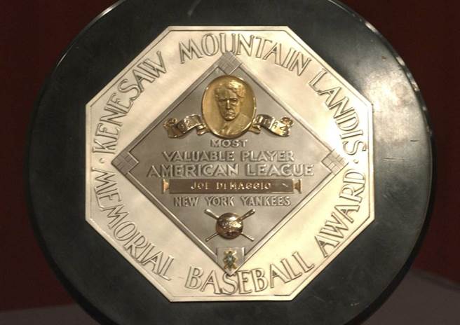 大联盟MVP奖座，外围刻着首任大联盟总裁Kenesaw Mountain Landis的名号。自2020年开始废除这个字样。（美联社资料照）