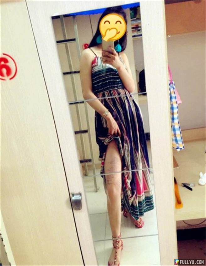 正妹穿高开叉裙露出修长美腿超养眼，照片外流爆红。（图／翻摄自微博）