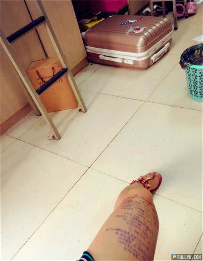 正妹撩起裙，大腿上写满密密麻麻的小抄。（图／翻摄自微博） 
