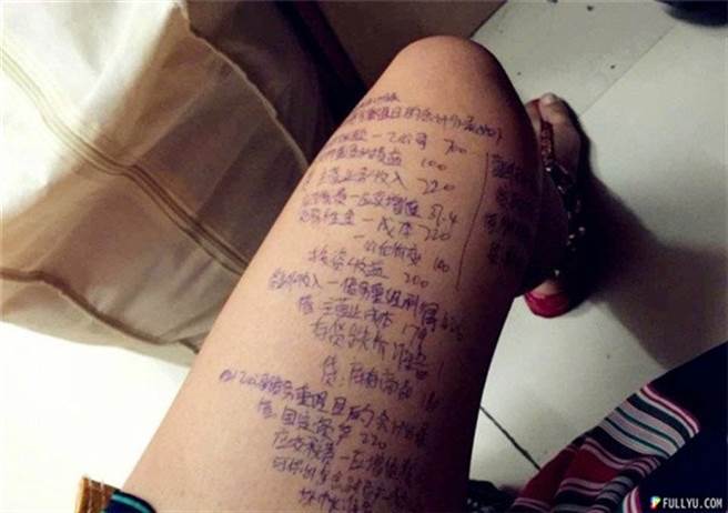 眼尖网友发现，正妹是在学校会计科目考试作小抄。（图／翻摄自微博） 