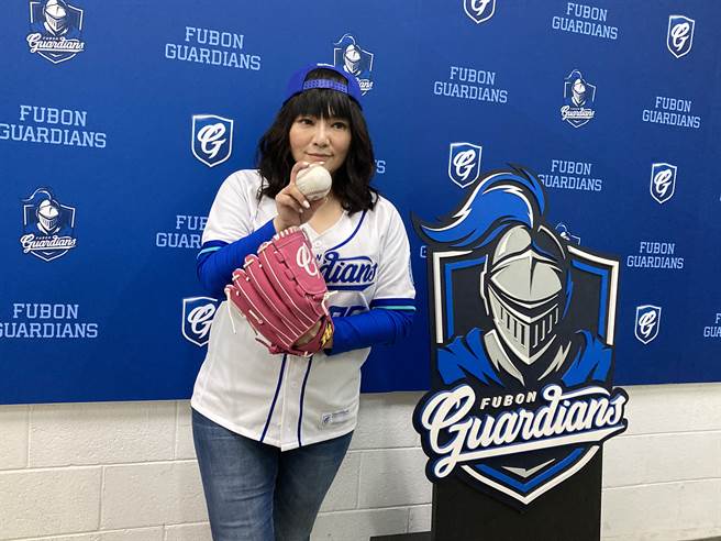 富邦悍将邀请国师唐绮阳开球，铁口直断金星能帮助富邦「镀金」。（邓心瑜摄）