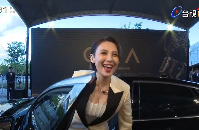 娃娃魏如萱开车走星光，一弯腰好身材全泄。(翻摄台视)