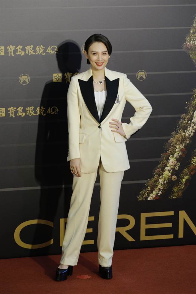 娃娃一身白西装帅气登星光。(记者廖映翔摄)