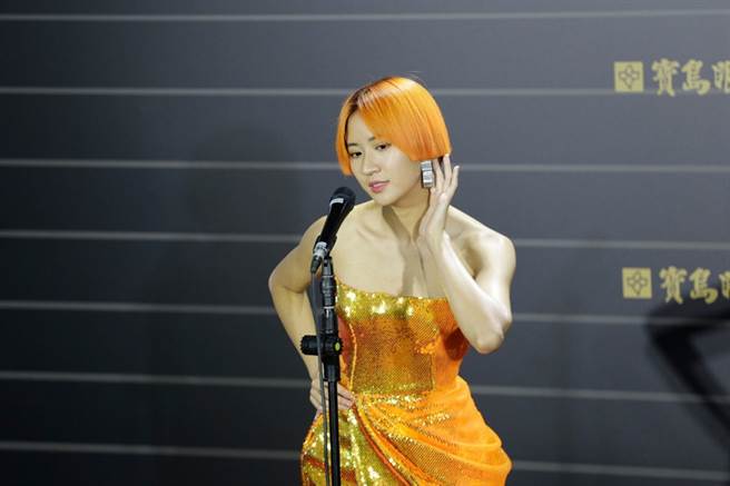 9m88今以一身橘现身。（图／廖映翔摄）