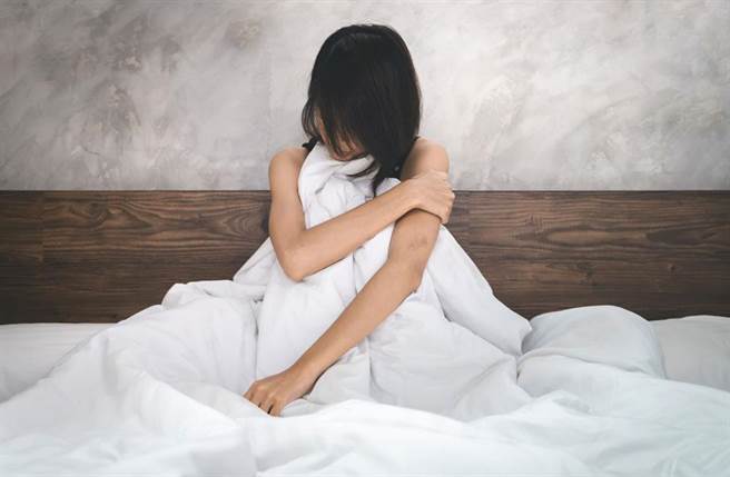 一名年轻女同志被逼2名男子逼迫在摩铁进行4P杂交，恶狼律师辩护称她自己想找男人寻欢，怕被同志伴侣发现才说被性侵。（示意图，达志影像/shutterstock）