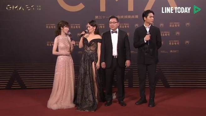 张涵雅和新竹市议员老公走红毯。(图／翻摄自Line金曲职播)