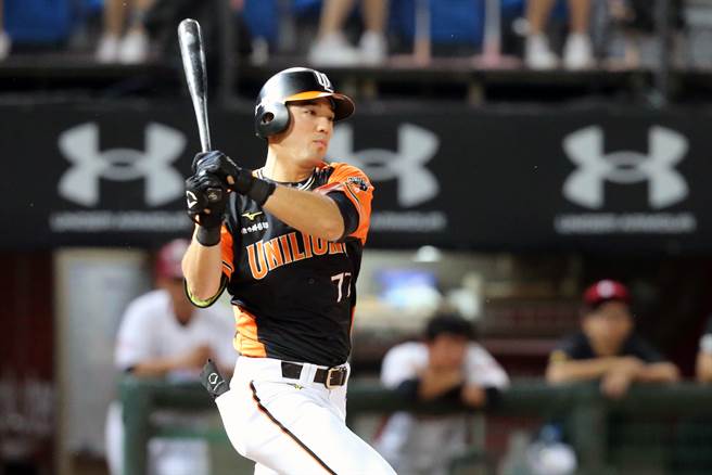 林安可揮出本季第32發全壘打，打破中職左打最多轟紀錄。（資料照／陳麒全攝）