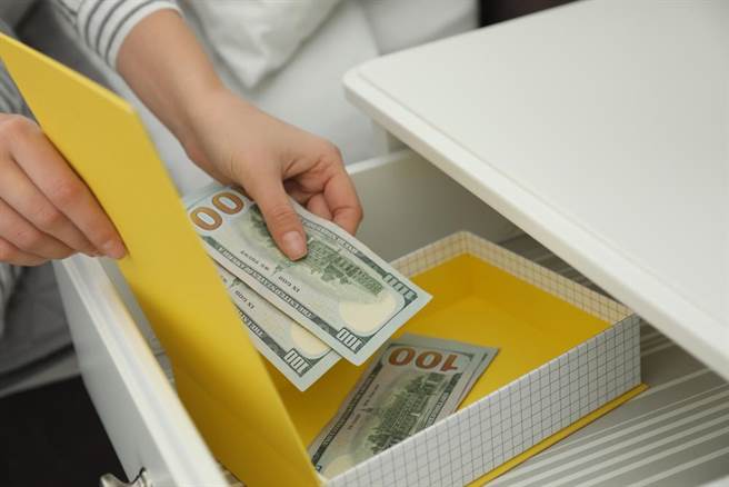 22岁女欠前没还被押走，偷讨债男的钱被依窃盗罪判刑；但讨债男反而吃上妨害自由等3罪。（示意图，达志影像/shutterstock）