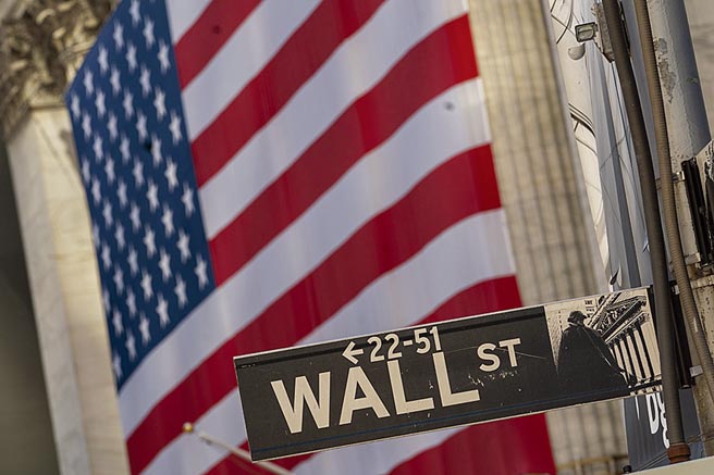 美国总统川普在推特发文，自曝和妻子都确诊新冠肺炎阳性。大陆国关学者李庆四认为，消息才刚传出，外界也不知事情真假，「先让子弹先飞一会儿」，过一段时间再下定论也不迟。（美联社）