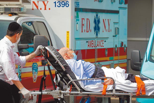 一名病患被救护人员送抵纽约市布鲁克林区的玛摩利医疗中心。美国新冠肺炎确诊病例已达728万例，死亡人数超过20万7800人。（路透）