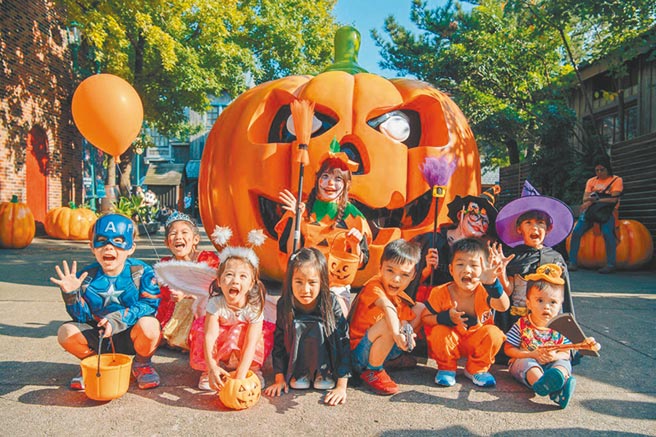 六福村主题游乐园开跑年度盛事「万圣墓碑镇」，邀请大小民眾变装共襄盛举。（六福村提供）