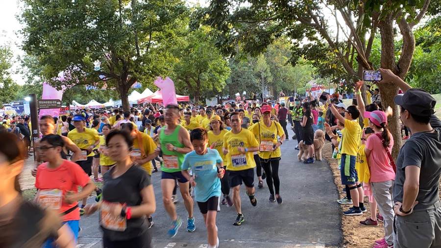 台中市神岡區體育會、神岡東南獅子會及台中市政府運動局在大雅中科公園共同舉辦2020嫦娥奔月半程公益馬拉松。（台中市政府提供／陳世宗台中傳真）