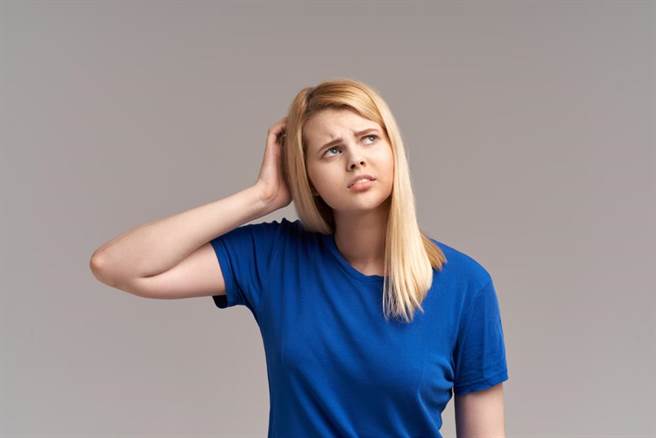 研究发现，童年时吸到二手菸，到了中年阶段，学习能力和记忆力都会变差。此为示意图。（达志影像/shutterstock)