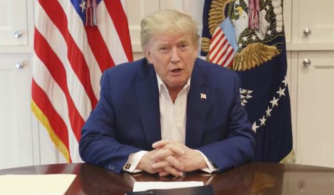 美國總統川普正在里德國家軍事醫學中心（Walter Reed National Military Medical Center）接受觀察治療，圖為他3日從病房發表談話的神情。（路透）