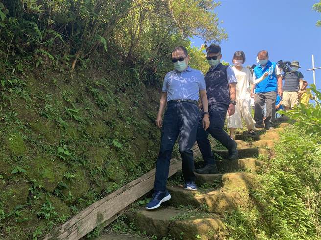 新北市长侯友宜上午出席「世界动物日 让爱飞起来」野放活动。（王扬杰摄）