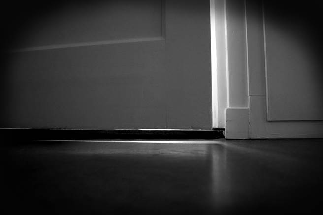 中秋4連假，不少人都會返鄉與家人團圓過佳節，不過一名網友卻表示，她晚間入睡時，卻聽到客廳傳來陌生女子的聲音，令她十分害怕，但仍鼓起勇氣去找尋聲音的來源。（圖／示意圖，達志影像）

