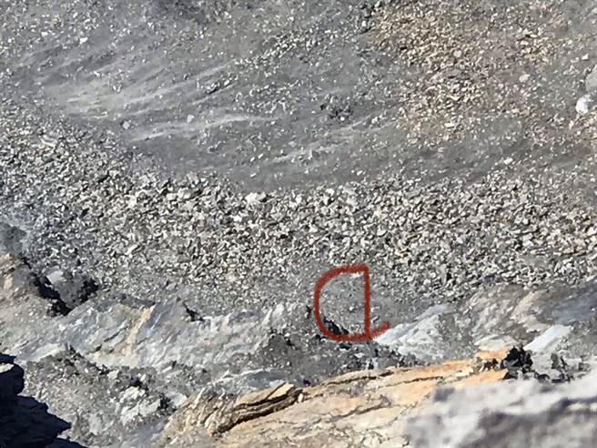 搜救人員10月2日以空拍機發現死亡稜線南側斷崖下方200公尺山壁發現可疑物體。（台中市消防局提供／馮惠宜台中傳真）