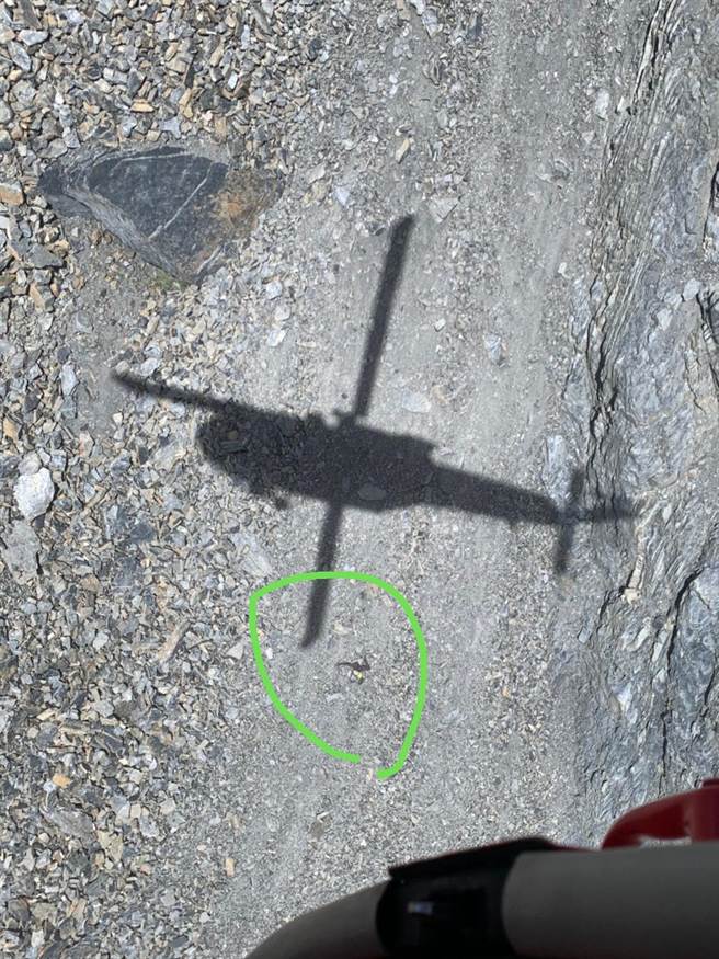搜救人員10月2日以空拍機發現死亡稜線南側斷崖下方200公尺山壁發現可疑物體。（台中市消防局提供／馮惠宜台中傳真）