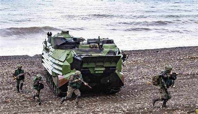 图为汉光演习期间，海军陆战队进行抢滩登陆。(本报资料照)