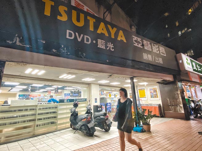 亞藝影音台北通化店將在10月23日熄燈，許多民眾搶在熄燈前來撿便宜，店內許多經典的DVD也只要銅板價就能買到。（游念育攝）