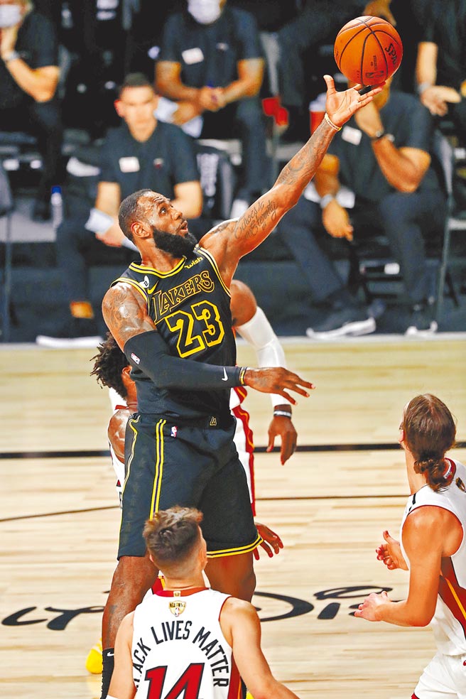 湖人「小皇帝」詹姆斯左手挑篮得分，对热火全场拿下33分，外带9助攻与9篮板。（路透）