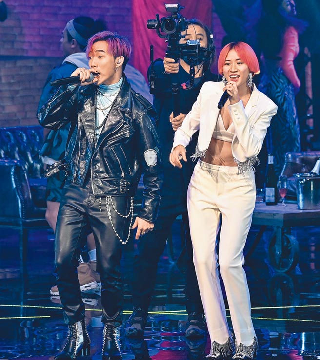 ØZI（左）、9m88昨以精湛表演风靡全场，网讚媲美艾美奖。（台视提供）