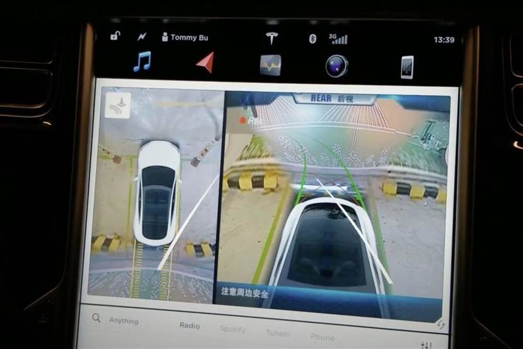 特斯拉將新增「環景顯影」功能：鳥瞰視野使停車再無死角，有買 FSD 才能用！