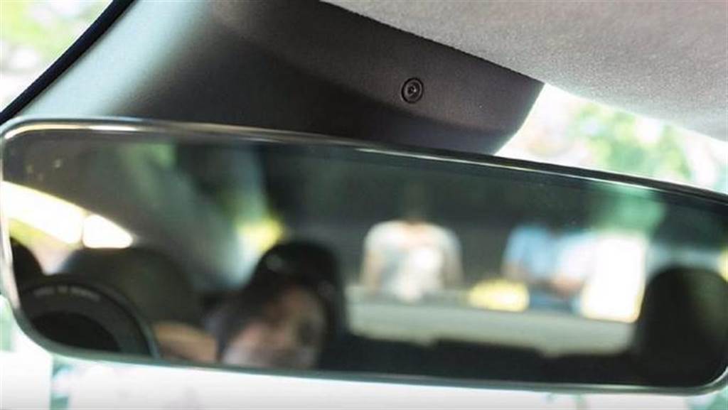 特斯拉正透過車內鏡頭偵測駕駛眼部與動作狀態，未來可能藉此增加安全監督機能、增進行車安全