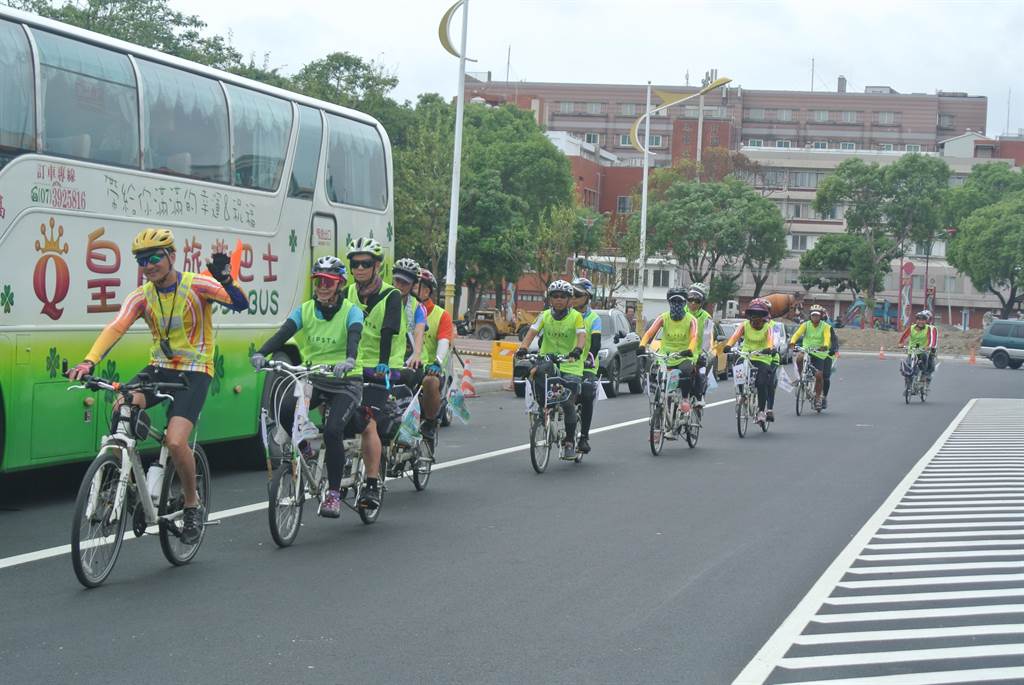 高雄市123視障追風協力車協會響應世界視覺日，結合視障朋友，騎乘協力車環台10天。（羅亦晽攝）