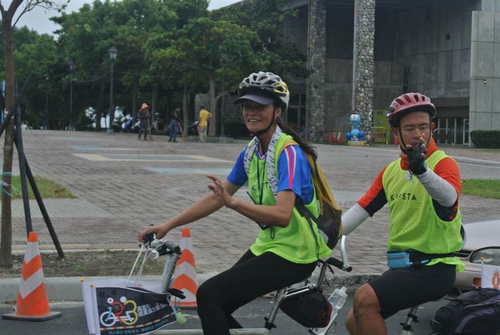 來自高雄近15名視障者，在30名志工陪同下，騎上協力車環島。（羅亦晽攝）