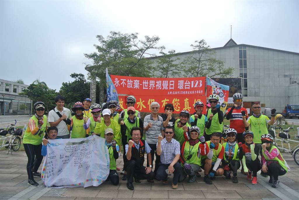 一行人今在花蓮市石雕公園舉辦小型宣傳會，透過環島宣導護眼重要性。（羅亦晽攝）