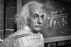 網瘋傳愛因斯坦數學不好 17歲成績單曝光秒打臉