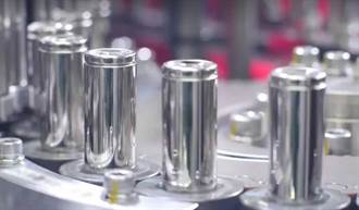 特斯拉出手收購德國電池組裝廠，其客戶包括了賓士與 BMW 電動車