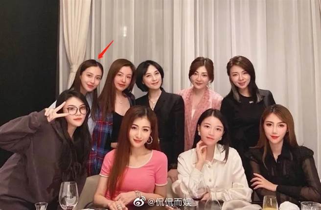 Angelababy與富太太聚會照流出，被戲稱是《三十而已》現實版。(取自微博)