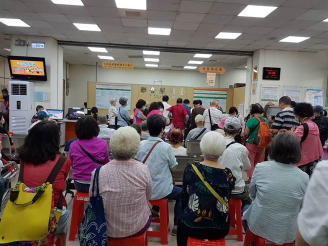 公費流感疫苗今天開打，圖為士林區公所的聯醫門診擠滿大量民眾接種流感疫苗。(徐秀娥攝)