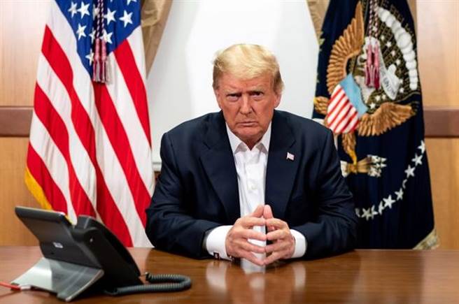 美国总统川普10月4日在马里兰州里德国家军事医学中心（Walter Reed National Military Medical Center）会议室内，和副总统彭斯（Mike Pence）及国务卿蓬佩奥（Mike Pompeo）等人举行电话会议的神情。（路透）