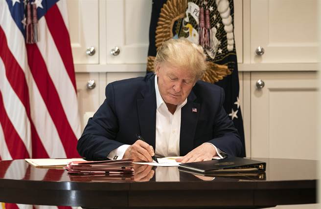 白宫3日发布的照片显示，美国总统川普虽然罹患新冠肺炎，但仍忙着在马里兰州里德国家军事医学中心（Walter Reed National Military Medical Center）病房内办公。（美联社）