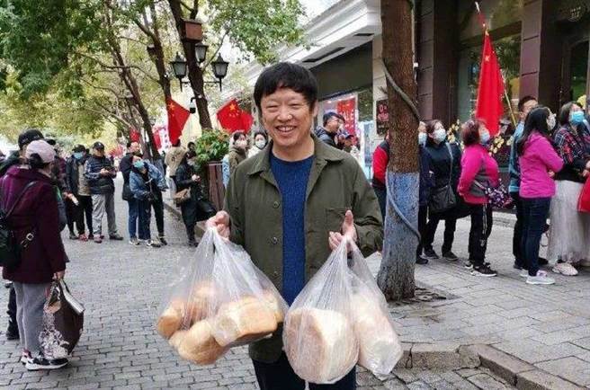 胡锡进近日到哈尔滨度假，仍努力在微博上发文评论美中关系，呼吁网上段子手克制些，挖苦川普染疫时手下留情。（图／胡锡进微博）