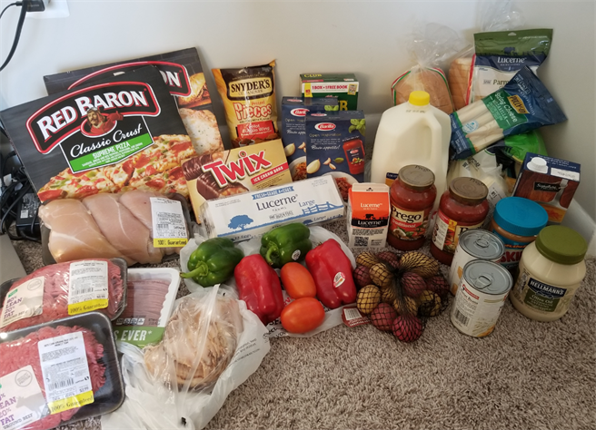 原PO仔细一看，门口堆了7大袋食物，里头尽是果酱、饼乾、甜食、疏菜、肉等超市採购的生活备品，总价估算有价值100美元（约2900元台币）。（摘自PTT）