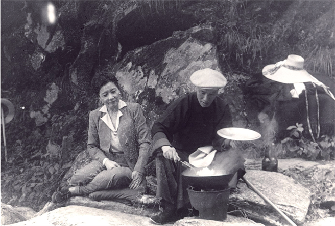 蒋介石于黄龙潭亲手做蛋炒饭。（图片来源／国史馆）